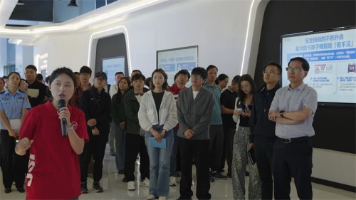 参观网络安全宣传教育展。